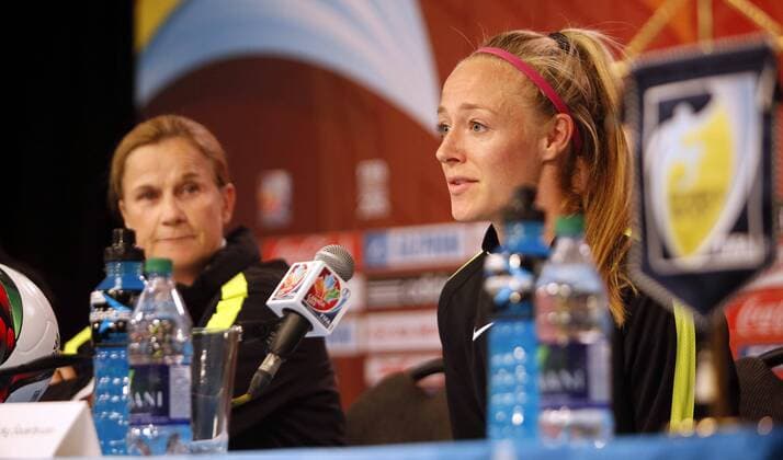 OTTAWA, June 25, 2015 -- Becky Sauerbrunn of the United States attends the press conference PK Pressekonferenz in Ottawa, Canada, June 25, 2015. The United States will play China in the quarterfinal match of 2015 FIFA Women s world cup here on June 26. ) (SP)CANADA-OTTAWA-FIFA-WOMEN S WORLD CUP-QUARTERFINALS-PRESS CONFERENCE-US QinxLang 