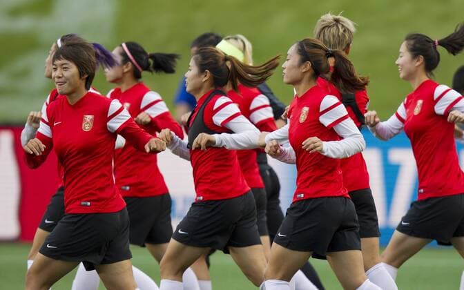 OTTAWA, June 25, 2015 -- Players of China attend the training session in Ottawa, Canada, June 25, 2015. China will play the United States in the quarterfinal match of 2015 FIFA Women s world cup here on June 26.) (SP)CANADA-OTTAWA-FIFA-WOMEN S WORLD CUP-QUARTERFINALS-TRAINING-CHINA ZouxZheng 