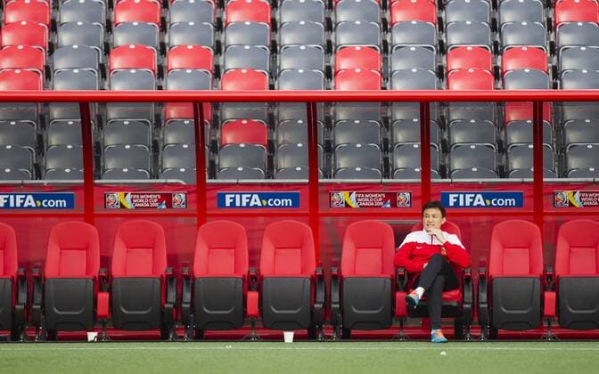 OTTAWA, June 25, 2015 -- Hao Wei, head coach of China, looks on during the training session in Ottawa, Canada, June 25, 2015. China will play the United States in the quarterfinal match of 2015 FIFA Women s world cup here on June 26.) (SP)CANADA-OTTAWA-FIFA-WOMEN S WORLD CUP-QUARTERFINALS-TRAINING-CHINA ZouxZheng 
