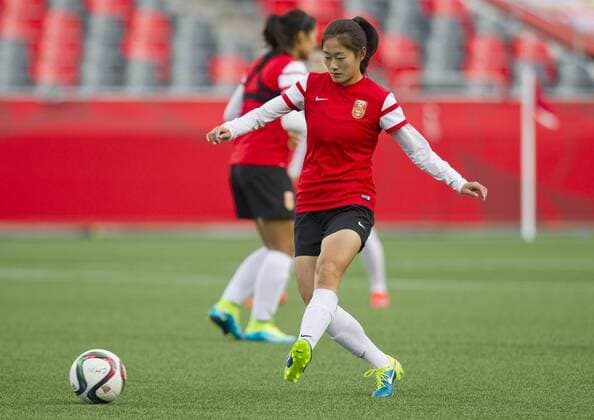 OTTAWA, June 25, 2015 -- Wu Haiyan (Front) of China attends the training session in Ottawa, Canada, June 25, 2015. China will play the United States in the quarterfinal match of 2015 FIFA Women s world cup here on June 26.) (SP)CANADA-OTTAWA-FIFA-WOMEN S WORLD CUP-QUARTERFINALS-TRAINING-CHINA ZouxZheng 