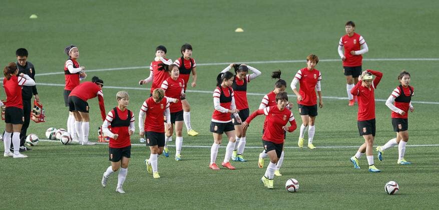 OTTAWA, June 25, 2015 -- Players of China attend the training session in Ottawa, Canada, June 25, 2015. China will play the United States in the quarterfinal match of 2015 FIFA Women s world cup here on June 26.) (SP)CANADA-OTTAWA-FIFA-WOMEN S WORLD CUP-QUARTERFINALS-TRAINING-CHINA QinxLang 