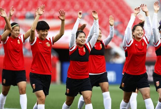OTTAWA, June 25, 2015 -- Players of China attend the training session in Ottawa, Canada, June 25, 2015. China will play the United States in the quarterfinal match of 2015 FIFA Women s world cup here on June 26.) (SP)CANADA-OTTAWA-FIFA-WOMEN S WORLD CUP-QUARTERFINALS-TRAINING-CHINA DingxXu 