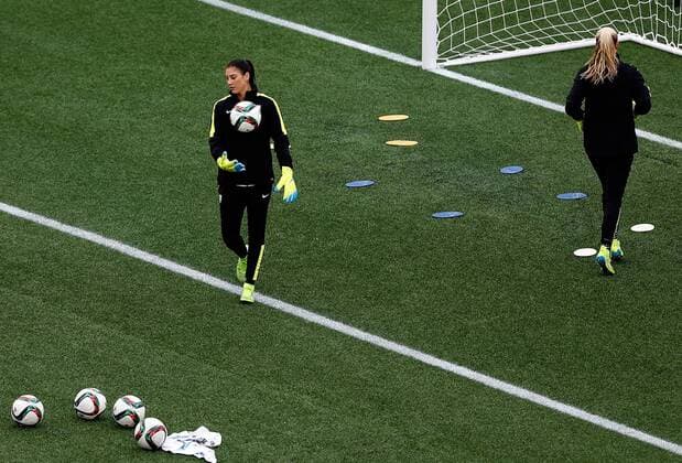 Aktuell Fußball, Damen WM, Training Nationalteam USA OTTAWA, June 25, 2015 -- Hope Solo (L), goalkeeper of the United States, attends the training session in Ottawa, Canada, June 25, 2015. The United States will play China in the quarterfinal match of 2015 FIFA Women s world cup here on June 26. ) (SP)CANADA-OTTAWA-FIFA-WOMEN S WORLD CUP-QUARTERFINALS-TRAINING-US WangxLili 
