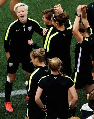Aktuell Fußball, Damen WM, Training Nationalteam USA OTTAWA, June 25, 2015 -- Megan Rapinoe(L) of the United States attends the training session in Ottawa, Canada, June 25, 2015. The United States will play China in the quarterfinal match of 2015 FIFA Women s world cup here on June 26. ) (SP)CANADA-OTTAWA-FIFA-WOMEN S WORLD CUP-QUARTERFINALS-TRAINING-US WangxLili 