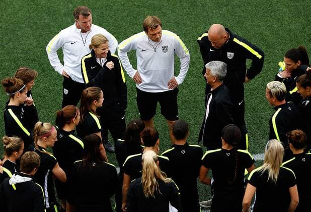 Aktuell Fußball, Damen WM, Training Nationalteam USA OTTAWA, June 25, 2015 -- Jill Ellis, head coach of the United States, instructs players during the training session in Ottawa, Canada, June 25, 2015. The United States will play China in the quarterfinal match of 2015 FIFA Women s world cup here on June 26. ) (SP)CANADA-OTTAWA-FIFA-WOMEN S WORLD CUP-QUARTERFINALS-TRAINING-US WangxLili 