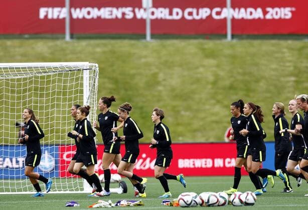Aktuell Fußball, Damen WM, Training Nationalteam USA OTTAWA, June 25, 2015 -- Players of the United States warm up ahead of the training session in Ottawa, Canada, June 25, 2015. The United States will play China in the quarterfinal match of 2015 FIFA Women s world cup here on June 26. ) (SP)CANADA-OTTAWA-FIFA-WOMEN S WORLD CUP-QUARTERFINALS-TRAINING-US DingxXu 