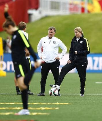 Aktuell Fußball, Damen WM, Training Nationalteam USA OTTAWA, June 25, 2015 -- Jill Ellis (R), head coach of the United States, reacts during the training session in Ottawa, Canada, June 25, 2015. The United States will play China in the quarterfinal match of 2015 FIFA Women s world cup here on June 26. ) (SP)CANADA-OTTAWA-FIFA-WOMEN S WORLD CUP-QUARTERFINALS-TRAINING-US WangxLili 