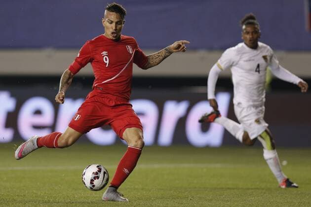Aktuell Fußball, Copa America, Viertelfinale, Peru - Bolivien TEMUCO, June 25, 2015 -- Peru s Paolo Guerrero (L) shoots during the quarterfinal match against Bolivia at 2015 Copa America in Temuco, Chile, on June 25, 2015. ) (SP)CHILE-TEMUCO-COPA AMERICA-QUARTERFINALS-BOLIVIA VS PERU GuillermoxArias 