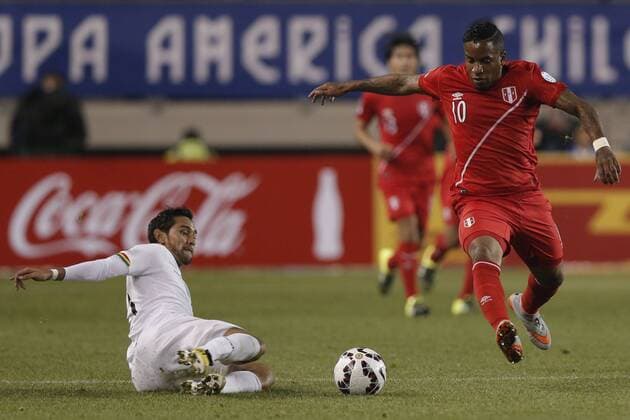 Aktuell Fußball, Copa America, Viertelfinale, Peru - Bolivien TEMUCO, June 25, 2015 -- Cristian Coimbra (L) from Bolivia vies for the ball with Jefferson Farfan (R) of Peru during their quarterfinal at 2015 Copa America in Temuco, Chile, on June 25, 2015. ) (SP)CHILE-TEMUCO-COPA AMERICA-QUARTERFINALS-BOLIVIA VS PERU GuillermoxArias 