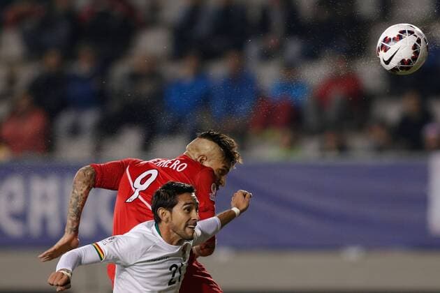 Aktuell Fußball, Copa America, Viertelfinale, Peru - Bolivien TEMUCO, June 25, 2015 -- Cristian Coimbra (Front) of Bolivia fights for the ball with Paolo Guerrero of Peru during their quarterfinal at 2015 Copa America in Temuco, Chile, on June 25, 2015. ) (SP)CHILE-TEMUCO-COPA AMERICA-QUARTERFINALS-BOLIVIA VS PERU GuillermoxArias 