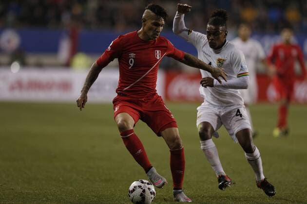 Aktuell Fußball, Copa America, Viertelfinale, Peru - Bolivien TEMUCO, June 25, 2015 -- Alejandro Morales (R) of Bolivia vies with Paolo Guerrero from Peru during their quarterfinal match at 2015 Copa America Chile in Temuco, Chile, on June 25, 2015. Peru beat Bolivia 3-1. ) (SP)CHILE-TEMUCO-COPA AMERICA-QUARTERFINALS-BOLIVIA VS PERU GuillermoxArias 