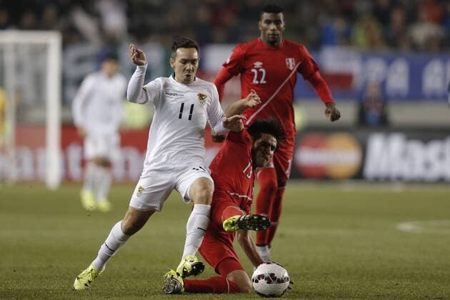 Aktuell Fußball, Copa America, Viertelfinale, Peru - Bolivien TEMUCO, June 25, 2015 -- Damian Lizio (L) of Bolivia vies with Edwin Retamoso of Peru during their quarterfinal match at 2015 Copa America Chile in Temuco, Chile, on June 25, 2015. Peru beat Bolivia 3-1. ) (SP)CHILE-TEMUCO-COPA AMERICA-QUARTERFINALS-BOLIVIA VS PERU GuillermoxArias 