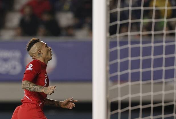 Aktuell Fußball, Copa America, Viertelfinale, Peru - Bolivien TEMUCO, June 25, 2015 -- Paolo Guerrero of Peru celebrates after scoring during the quarterfinal match against Bolivia at 2015 Copa America Chile in Temuco, Chile, on June 25, 2015. Peru beat Bolivia 3-1. ) (SP)CHILE-TEMUCO-COPA AMERICA-QUARTERFINALS-BOLIVIA VS PERU GuillermoxArias 