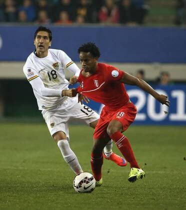 Aktuell Fußball, Copa America, Viertelfinale, Peru - Bolivien TEMUCO, June 25, 2015 -- Andre Carrillo (R) of Peru vies with Ricardo Pedriel of Bolivia during their quarterfinal match at 2015 Copa America Chile in Temuco, Chile, on June 25, 2015. Peru beat Bolivia 3-1. ) (SP)CHILE-TEMUCO-COPA AMERICA-QUARTERFINALS-BOLIVIA VS PERU XuxZijian 