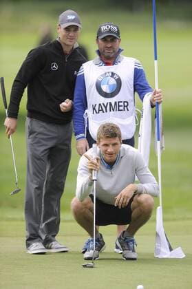 Aktuell Golf, ProAm beim BMW International Open in München Eichenried Thomas MUELLER (MÜLLER,Bayern Muenchen) laesst sich von Golfprofi Martin KAYMER (GER) und seinme Caddy ueber die Schulter schauen.Aktion. ProAm ,GOLF,BMW International Open 2015 am 24.06.2015 in Muenchen Eichenried.