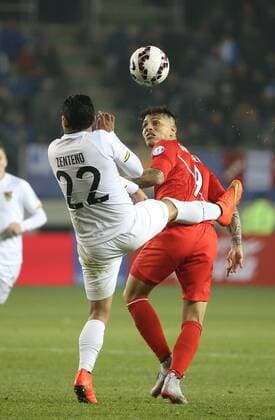 TEMUCO, June 25, 2015 -- Peru s Paolo Guerrero (R) vies with Bolivia s Edward Zenteno during their quarterfinal match at 2015 Copa America Chile in Temuco, Chile, on June 25, 2015. Peru beat Bolivia 3-1. ) (SP)CHILE-TEMUCO-COPA AMERICA-QUARTERFINALS-BOLIVIA VS PERU XuxZijian 