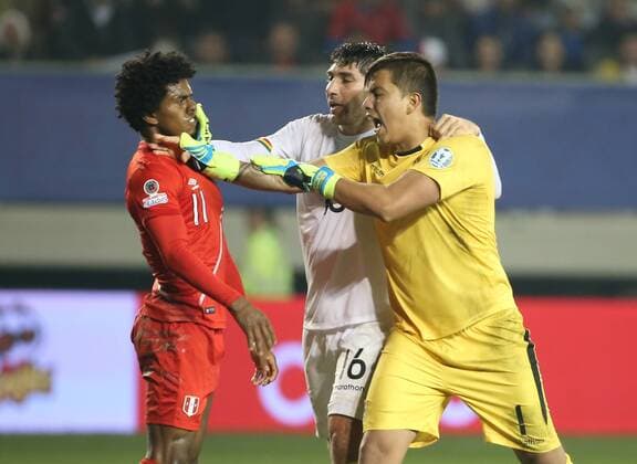 TEMUCO, June 25, 2015 -- Bolivia s goalkeeper Romel Quinonez (R) and Ronald Raldes (C) dispute with Peru s Yordy Reyna during their quarterfinal match at 2015 Copa America Chile in Temuco, Chile, on June 25, 2015. Peru beat Bolivia 3-1. ) (SP)CHILE-TEMUCO-COPA AMERICA-QUARTERFINALS-BOLIVIA VS PERU XuxZijian 