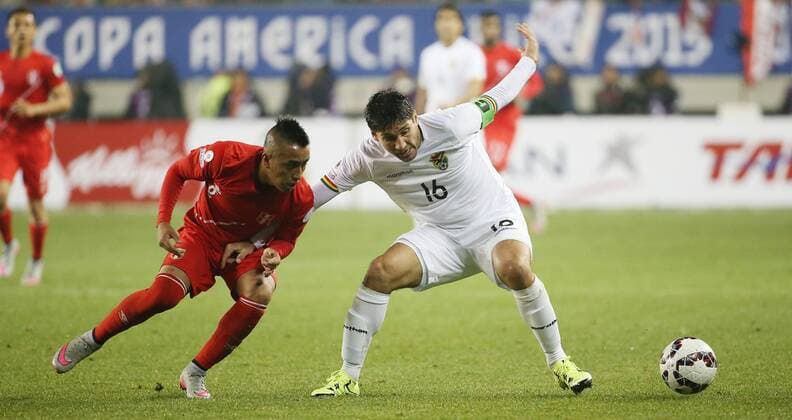 TEMUCO, June 25, 2015 -- Peru s Christian Cueva (L) vies with Bolivia s Ronald Raldes during their quarterfinal match at 2015 Copa America Chile in Temuco, Chile, on June 25, 2015. Peru beat Bolivia 3-1. ) (SP)CHILE-TEMUCO-COPA AMERICA-QUARTERFINALS-BOLIVIA VS PERU XuxZijian 