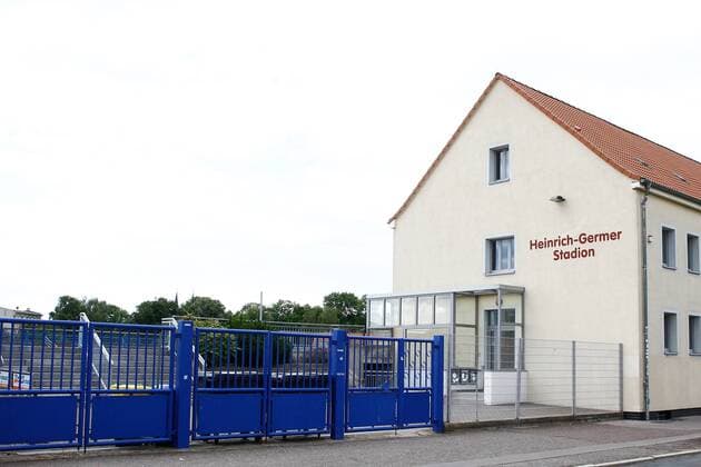 Fußball, Stadiongeschichte 1. FC Magdeburg Aktuell Fußball, Fotostory um den Verfall des Heinrich Germer Stadion in Magdeburg Haupteingang und Funktionsgebäude - Aussenansicht vom Heinrich Germer Stadion in Magdeburg, ehemalige Heimspielstätte vom 1. FC Magdeburg und seinem Vörgängerverein SC Aufbau Magdeburg - Deutschland, Fußball, 20.06.2015