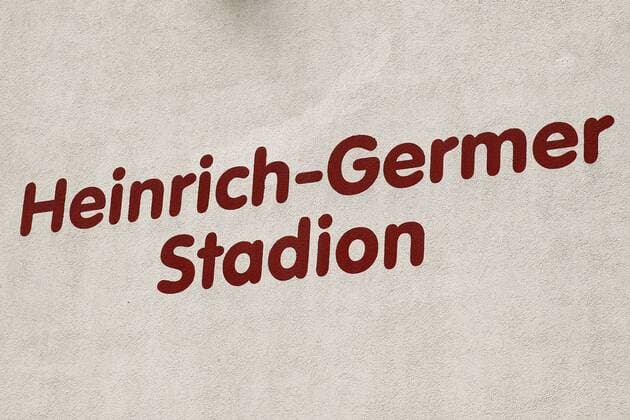 Fußball, Stadiongeschichte 1. FC Magdeburg Aktuell Fußball, Fotostory um den Verfall des Heinrich Germer Stadion in Magdeburg Schriftzug am Funktionsgebäude - Aussenansicht vom Heinrich Germer Stadion in Magdeburg, ehemalige Heimspielstätte vom 1. FC Magdeburg und seinem Vörgängerverein SC Aufbau Magdeburg - Deutschland, Fußball, 20.06.2015