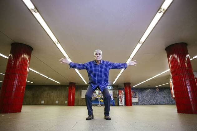 Photoshooting mit Mojtaba Zares, dem ehemaligen Nationaltorwart des Iran und heutigen Kioskbesitzer in Köln, im Hauptbahnhof. Köln, 24.06.2015 Foto:xC.xHardtx xFuturexImage