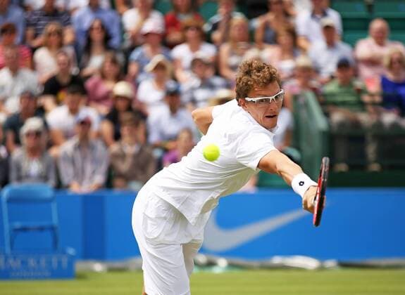 Aktuell Tennis, ATP Turnier in Nottingham 26.06.2015. Nottingham, England. Aegon Nottingham Open Tennis Tournament. Denis Istomin (UZB) reaches for a backhand before his opponent Marcos Baghdatis (Cyprus) retired through injury in the 4th game of the first set xDavidxKissmanx  ActionPlus11635177