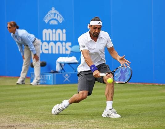 Aktuell Tennis, ATP Turnier in Nottingham 26.06.2015. Nottingham, England. Aegon Nottingham Open Tennis Tournament. Backhand from Marcos Baghdatis (Cyprus) before retiring with a calf strain in the 4th game of the first set against Denis Istomin (UZB) xDavidxKissmanx  ActionPlus11635179