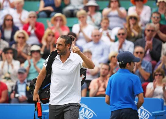 Aktuell Tennis, ATP Turnier in Nottingham 26.06.2015. Nottingham, England. Aegon Nottingham Open Tennis Tournament. Marcos Baghdatis (Cyprus) leaving the centre court after being forced to retire from the semi final match against Denis Istomin (UZB) with a calf strain. xDavidxKissmanx  ActionPlus11635183