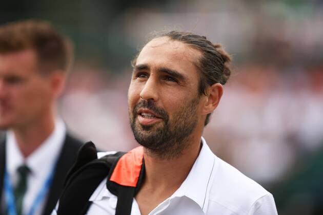 Aktuell Tennis, ATP Turnier in Nottingham 26.06.2015. Nottingham, England. Aegon Nottingham Open Tennis Tournament. Marcos Baghdatis (Cyprus) leaving centre court after retiring in the fourth game of the first set against Denis Istomin (UZB) with a leg injury xDavidxKissmanx  ActionPlus11635184