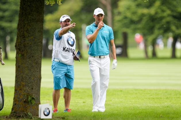 Aktuell Golf, BMW International Open in München Eichenried Moosinning l-r: Caddie Craig Connelly und Martin Kaymer (GER) beraten sich , BMW International Open 2015, Tag 2, Golf, 26.06.2015 , Copyright: Kolbert Eibner-Pressefoto EP_CKT