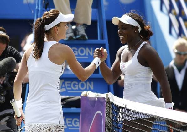 Aktuell Tennis, WTA Turnier in Eastbourne 26.06.2015 Eastbourne, England. Aegon International Eastbourne. Agnieszka Radwanska (POL) shakes hands with Sloane Stephens (USA) who was defeated by a score 6-1, 6-7, 6-2 in Women s single Semifinals at Devonshire park. x  ActionPlus11635217