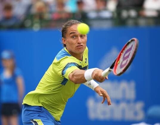 Aktuell Tennis, ATP Turnier in Nottingham 26.06.2015. Nottingham, England. Aegon Nottingham Open Tennis Tournament. Alexander Dolgopolov (UKR) reaches for a backhand from the powerful serve of opponent Sam Querrey (USA) in the semi final xDavidxKissmanx  ActionPlus11635244