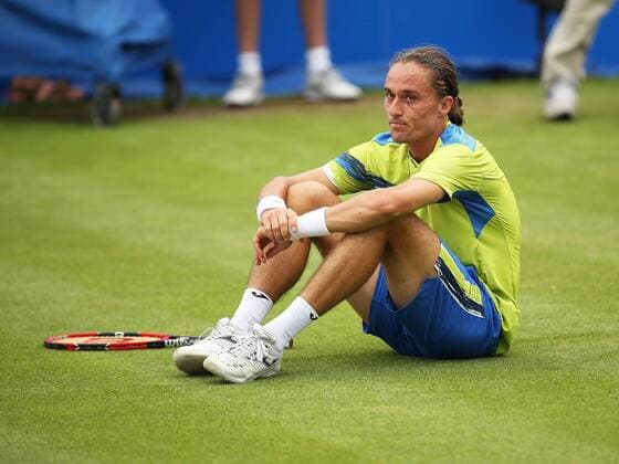 Aktuell Tennis, ATP Turnier in Nottingham 26.06.2015. Nottingham, England. Aegon Nottingham Open Tennis Tournament. Alexander Dolgopolov (UKR) ends up on the floor after failing to reach a serve from opponent Sam Querrey (USA) who went on to win in three sets xDavidxKissmanx  ActionPlus11635248