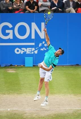 Aktuell Tennis, ATP Turnier in Nottingham 26.06.2015. Nottingham, England. Aegon Nottingham Open Tennis Tournament. Powerful serve from semi final winner Sam Querrey (USA) who defeated Alexander Dolgopolov (UKR) in three sets xDavidxKissmanx  ActionPlus11635252