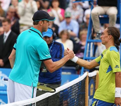 Aktuell Tennis, ATP Turnier in Nottingham 26.06.2015. Nottingham, England. Aegon Nottingham Open Tennis Tournament. Handshake at the end of the semi final match between winner Sam Querrey (USA) and his opponent Alexander Dolgopolov (UKR) xDavidxKissmanx  ActionPlus11635256