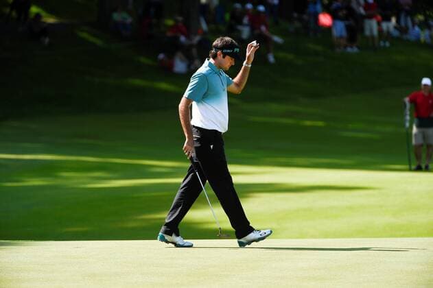 Aktuell Golf, PGA Tour, Travelers Championship in Cromwell June 26, 2015 - Cromwell, Connecticut , U.S. - Bubba Watson waves to spectators on the 15th green during the second round of the PGA Golf Herren Travelers Championship tournament held at TPC River Highland in Cromwell Connecticut. Eric Canha CSM PGA 2015: Travelers Championship JUN 26 - ZUMAc04_
