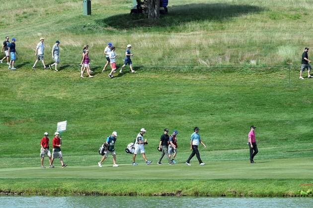 Aktuell Golf, PGA Tour, Travelers Championship in Cromwell June 26, 2015 - Cromwell, Connecticut , U.S. - Bubba Watson (blue white) makes his way down the 17 fairway during the second round of the PGA Golf Herren Travelers Championship tournament held at TPC River Highland in Cromwell Connecticut. Eric Canha CSM PGA 2015: Travelers Championship JUN 26 - ZUMAc04_