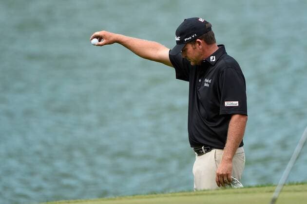 Aktuell Golf, PGA Tour, Travelers Championship in Cromwell June 26, 2015 - Cromwell, Connecticut , U.S. - Jason Bohn takes a drop on the 15th green after hitting his drive into the water during the second round of the PGA Golf Herren Travelers Championship tournament held at TPC River Highland in Cromwell Connecticut. Eric Canha CSM PGA 2015: Travelers Championship JUN 26 - ZUMAc04_