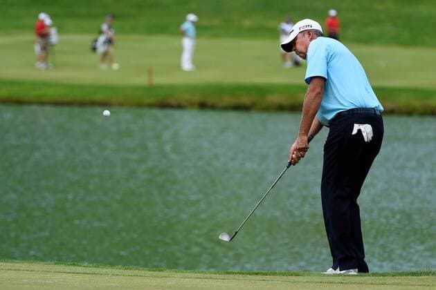 Aktuell Golf, PGA Tour, Travelers Championship in Cromwell June 26, 2015 - Cromwell, Connecticut , U.S. - Bo Van Pelt chips onto the 15th green during the second round of the PGA Golf Herren Travelers Championship tournament held at TPC River Highland in Cromwell Connecticut. Eric Canha CSM PGA 2015: Travelers Championship JUN 26 - ZUMAc04_