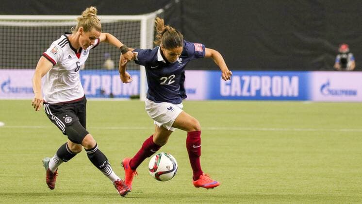 v.li.: Simone Laudehr (Deutschland), Amel Majri (Frankreich), Zweikampf, Duell, duel, tackle, Dynamik, Action, Aktion, Fussball, FIFA Frauen-WM 2015, Deutschland - Frankreich, xozx
