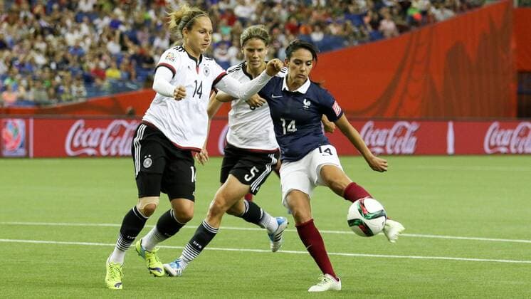 v.li.: Babett Peter (Deutschland), Annike Krahn (Deutschland), Louisa Necib (Frankreich) beim Torschuss, Fussball, FIFA Frauen-WM 2015, Deutschland - Frankreich, xozx