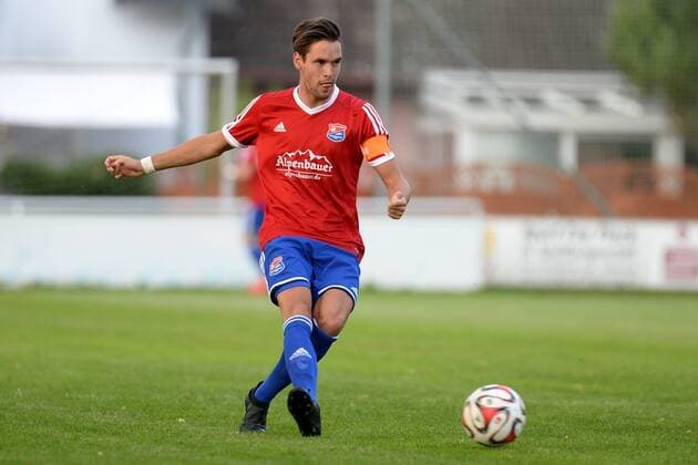 v.li.: Kapitän Josef Welzmüller (SpVgg Unterhaching) Freisteller, Einzelbild, Aktion, Action, Fussball, Testspiel, FC Unterföhring - SpVgg Unterhaching, xslx