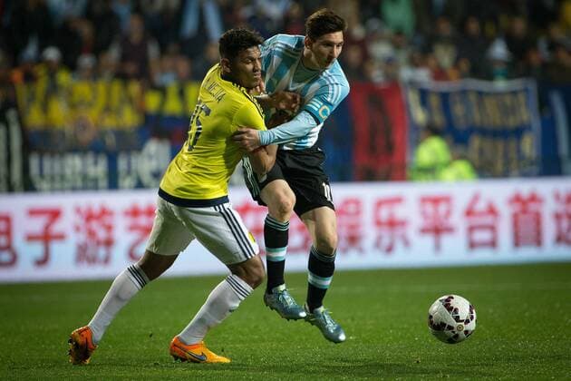 Argentina s Lionel Messi (R) vies the ball with Colombia s Alexander Mejia during the quarter-final match between Argentina and Colombia at the Copa America Chile 2015 in the El Sausalito Stadium, in Vina del Mar city, Chile, on June 26, 2015. ) (da) (SP)CHILE-VINA DEL MAR-COPA AMERICA-ARGENTINA VS COLOMBIA PedroxMera 