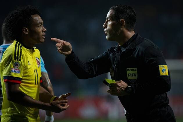 Referee Roberto Garcia Orozco (R) argues with Colombia s Juan Cuadrado during the quarter-final match between Argentina and Colombia at the Copa America Chile 2015 in the El Sausalito Stadium, in Vina del Mar city, Chile, on June 26, 2015. ) (da) (SP)CHILE-VINA DEL MAR-COPA AMERICA-ARGENTINA VS COLOMBIA PedroxMera 