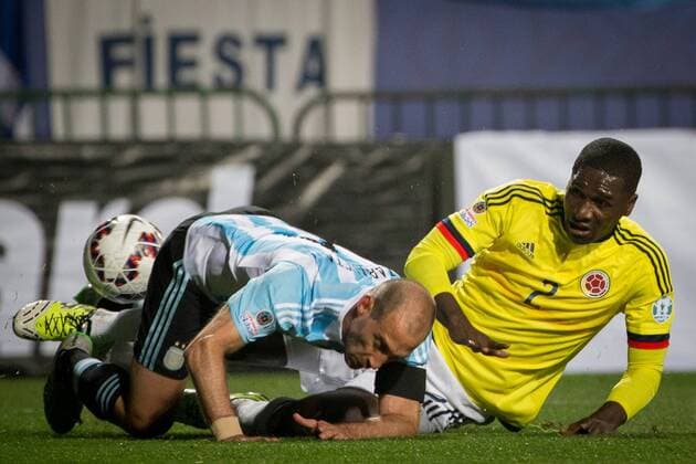 Argentina s Pablo Zabaleta (L) vies the ball with Colombia s Cristian Zapata during the quarter-final match between Argentina and Colombia at the Copa America Chile 2015 in the El Sausalito Stadium, in Vina del Mar city, Chile, on June 26, 2015. ) (da) (SP)CHILE-VINA DEL MAR-COPA AMERICA-ARGENTINA VS COLOMBIA PedroxMera 