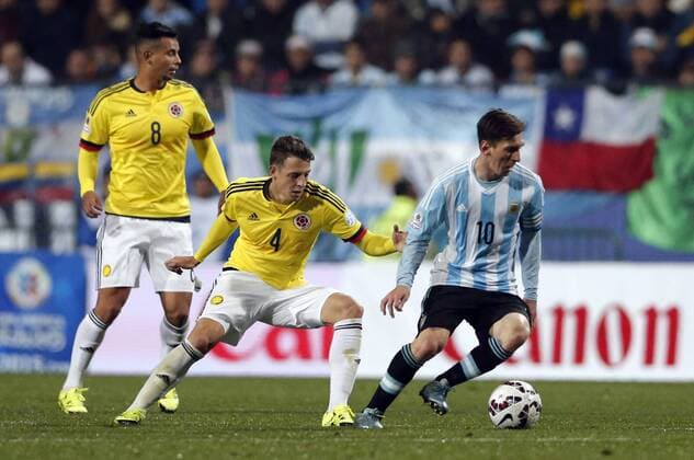 Argentina s Lionel Messi (R) vies the ball with Colombia s Santiago Arias (C) during the quarter-final match between Argentina and Colombia at the Copa America Chile 2015 in the El Sausalito Stadium, in Vina del Mar city, Chile, on June 26, 2015. ) (da) (SP)CHILE-VINA DEL MAR-COPA AMERICA-ARGENTINA VS COLOMBIA JorgexVillegas 