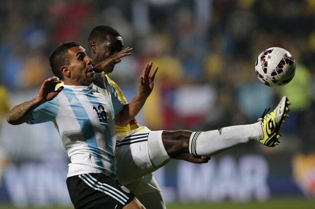 Argentina s Carlos Tevez (L) vies the ball with Colombia s Cristian Zapata during the quarterfinal match of the Copa America Chile 2015, held in the El Sausalito Stadium, in Vina del Mar city, Chile, on June 26, 2015. Argentina won 5-4 on penalties. ) (da) (SP)CHILE-VINA DEL MAR-COPA AMERICA-ARGENTINA VS COLOMBIA JorgexVillegas 