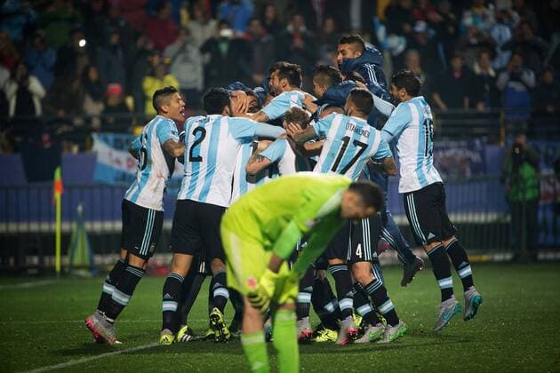 Argentina s players celebrate the victory at the end of the Quarterfinals match of the Copa America Chile 2015, against Colombia, held in the El Sausalito Stadium, in Vina del Mar city, Chile, on June 26, 2015. Argentina won 5-4 on penalties. ) (da) (SP)CHILE-VINA DEL MAR-COPA AMERICA-ARGENTINA VS COLOMBIA PedroxMera 