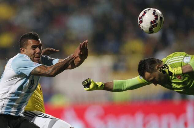 Argentina s Carlos Tevez (L) vies the ball with Colombia s goalkeeper David Ospina during the quarterfinal match of the Copa America Chile 2015, held in the El Sausalito Stadium, in Vina del Mar city, Chile, on June 26, 2015. Argentina won 5-4 on penalties. ) (da) (SP)CHILE-VINA DEL MAR-COPA AMERICA-ARGENTINA VS COLOMBIA JorgexVillegas 