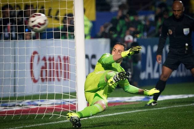 Colombia s goalkeeper David Ospina watches a score in the penalty shootout of the Quarterfinals match of the Copa America Chile 2015, against Argentina, held in the El Sausalito Stadium, in Vina del Mar city, Chile, on June 26, 2015. Colombia lost 4-5 on penalties. ) (da) (SP)CHILE-VINA DEL MAR-COPA AMERICA-ARGENTINA VS COLOMBIA PedroxMera 